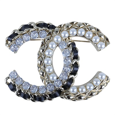 香奈兒 CHANEL CC LOGO 胸針 D22/V 雙C黑皮穿鍊水鑽菱格紋胸針 無附屬品