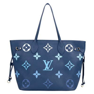 LV Monogram Empreinte老花壓紋系列以其精湛的壓紋工藝與內斂設計,成為路易威登的優雅標誌。透過細心呵護,您將能長久領略 Empreinte 歷久彌新的藝術光采與質感魅力。