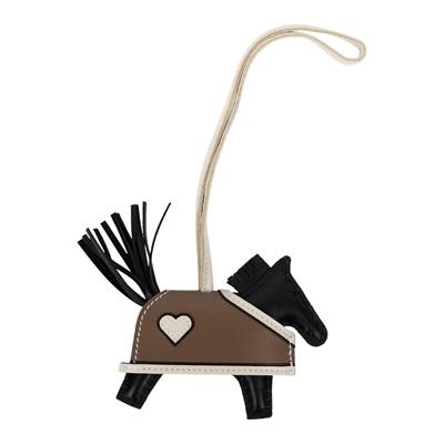 Hermès愛馬仕Rodeo小馬吊飾推薦--以頂級皮革工藝打造靈動姿態。透過BRAND楓月購入,不僅能尋獲已停產的稀有配色,更能以永續環保的方式延續這份藝術之美。