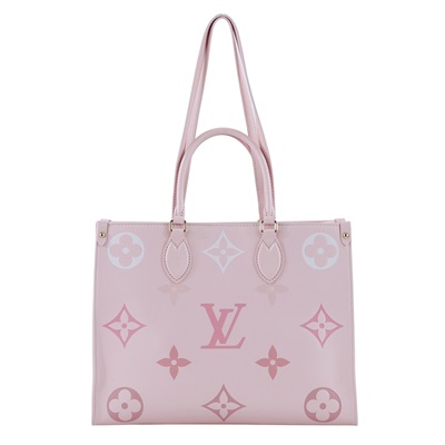 LV OnTheGo 的MM 款恰到好處的尺寸感極受歡迎，既不過大也不過小，非常適合日常使用，能輕鬆容納筆記型電腦、文件、甚至 500ml 的瓶裝水，因此也是通勤時的理想選擇