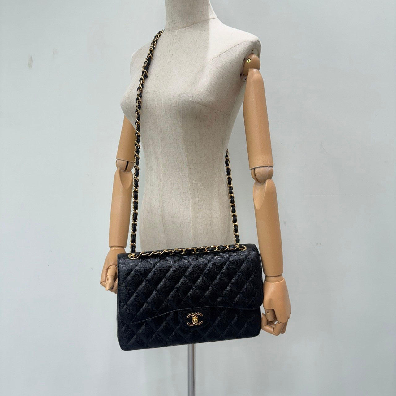 香奈兒CHANEL Coco 30 肩背斜背口蓋包黑金荔枝COCO JUMBO30 防塵袋
