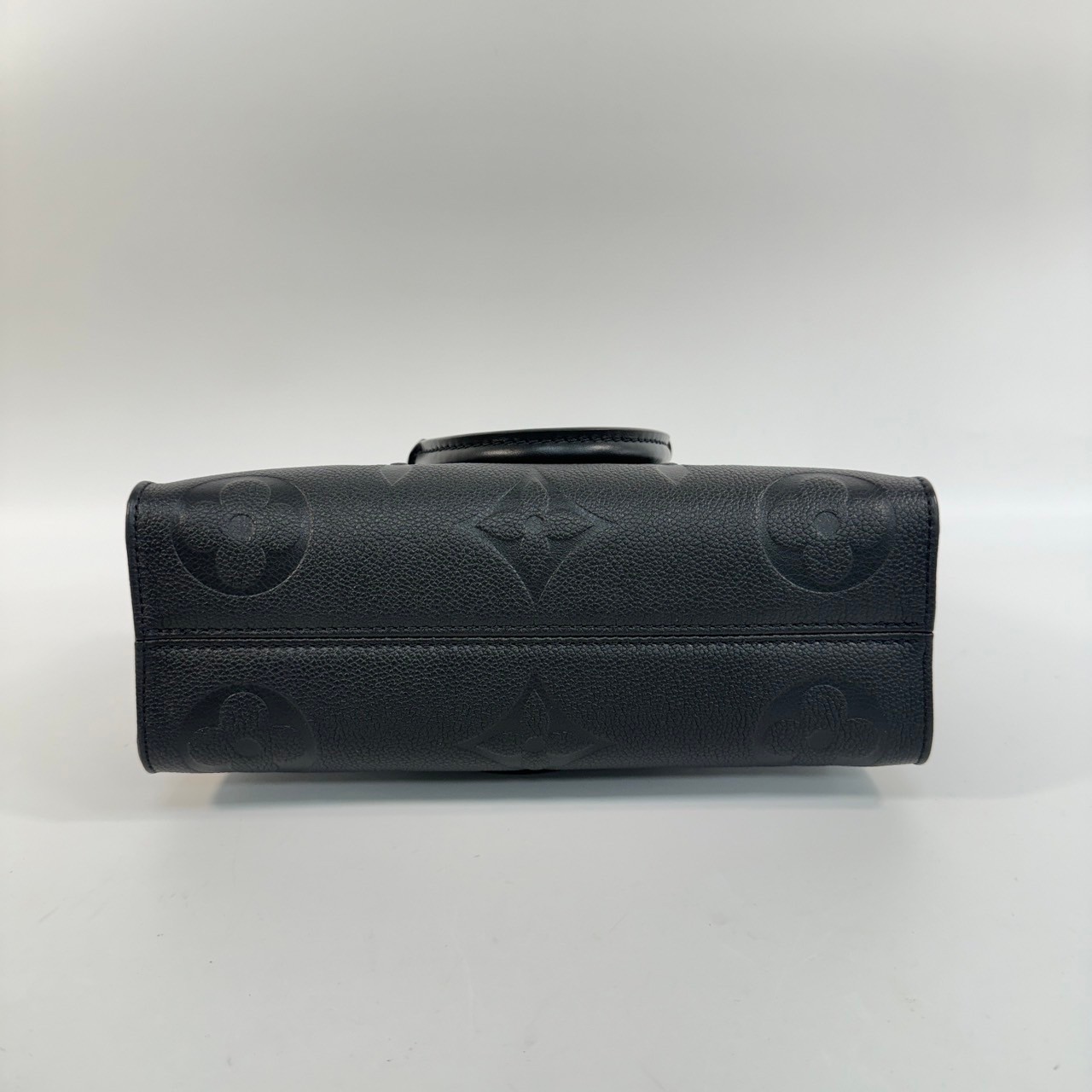 路易威登 LOUIS VUITTON OnTheGo East West 黑色 壓花粒面牛皮 手提 斜背包 M23640 晶片款  防塵袋