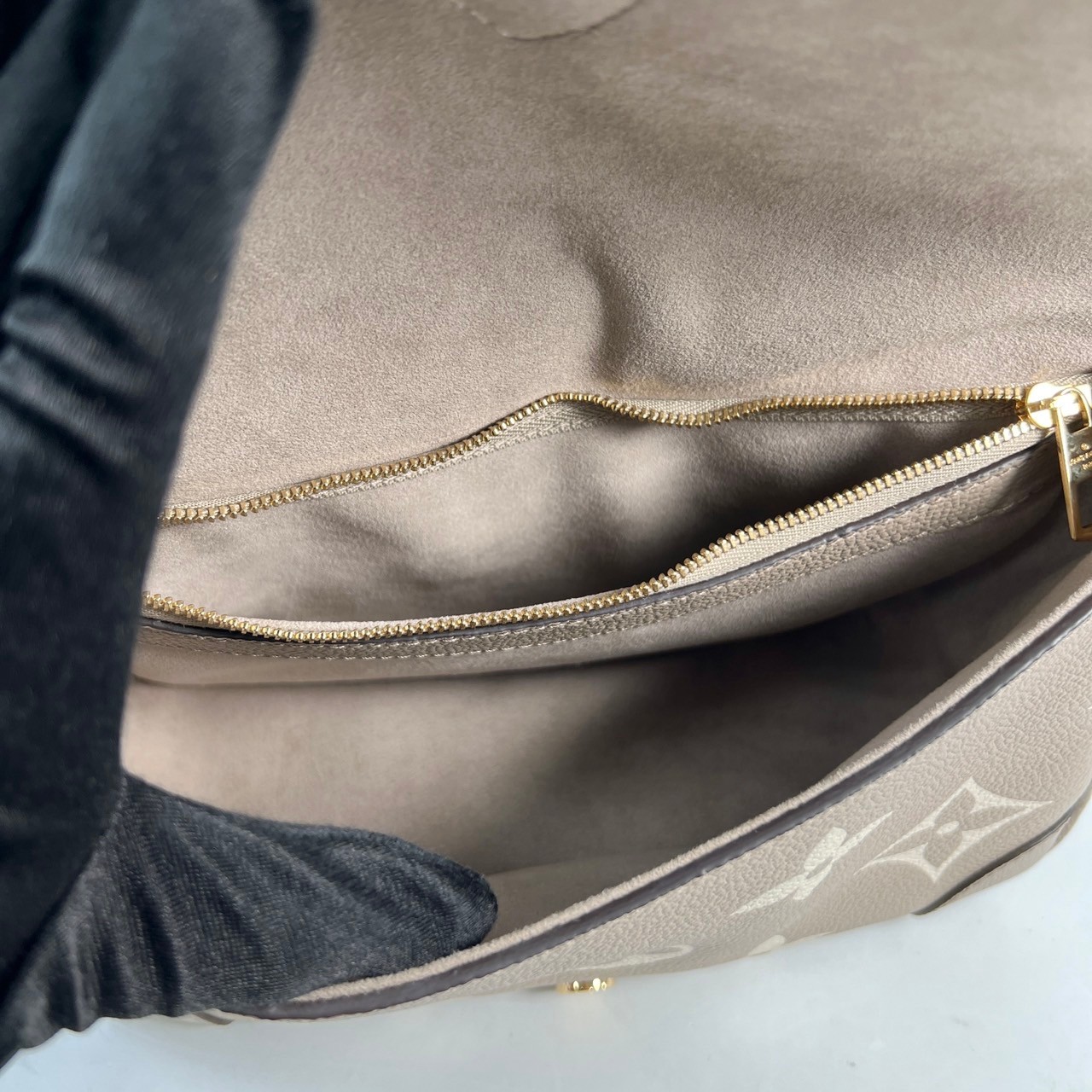 路易威登 LOUIS VUITTON Diane 腋下包法棍 單肩背包 斑鳩灰 奶油色 M46583 晶片款 斑鳩灰DIANE 原廠盒子/防塵袋