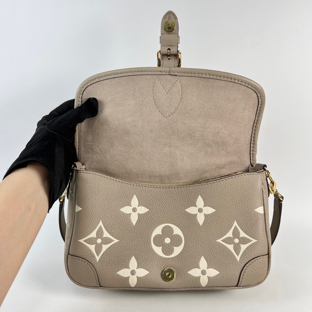 路易威登 LOUIS VUITTON Diane 腋下包法棍 單肩背包 斑鳩灰 奶油色 M46583 晶片款 斑鳩灰DIANE 原廠盒子/防塵袋