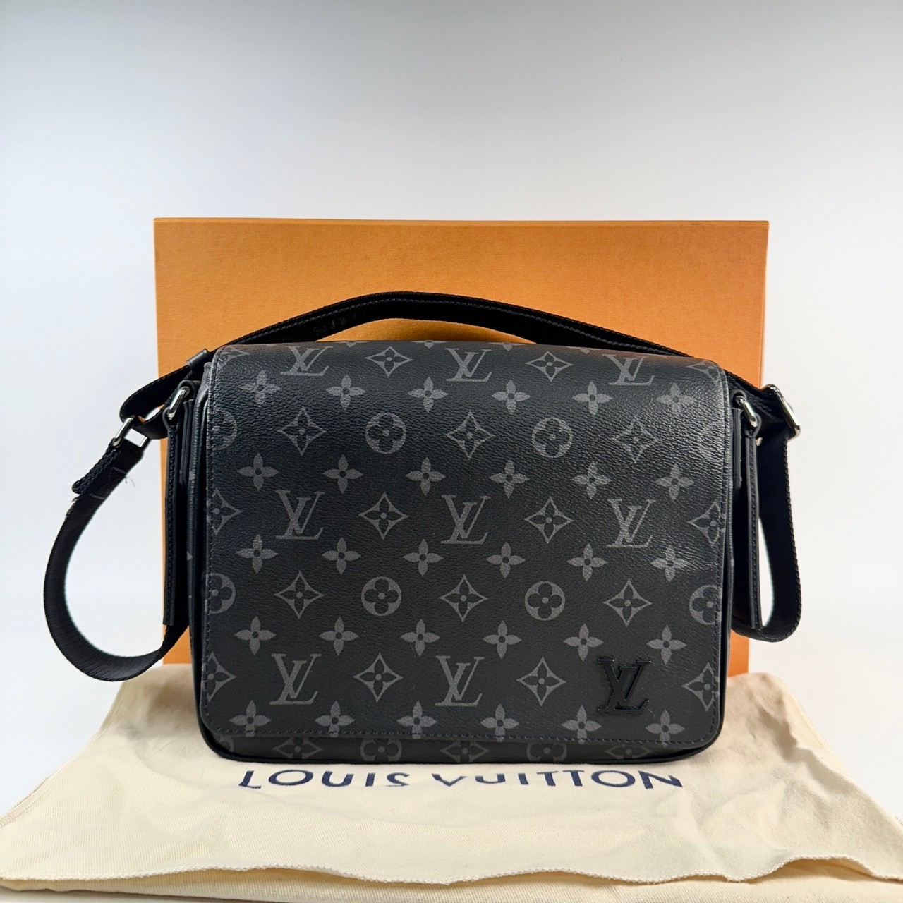 路易威登 LOUIS VUITTON District PM 肩背包 Eclipse帆布 黑色 M46255 晶片款  原廠盒子/防塵袋/購買證明