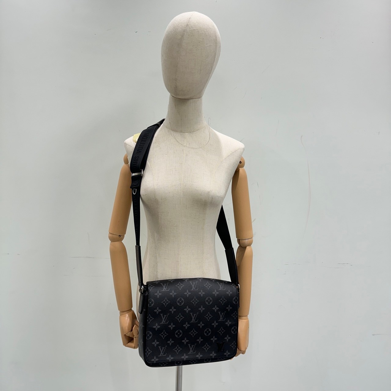 路易威登 LOUIS VUITTON District PM 肩背包 Eclipse帆布 黑色 M46255 晶片款  原廠盒子/防塵袋/購買證明
