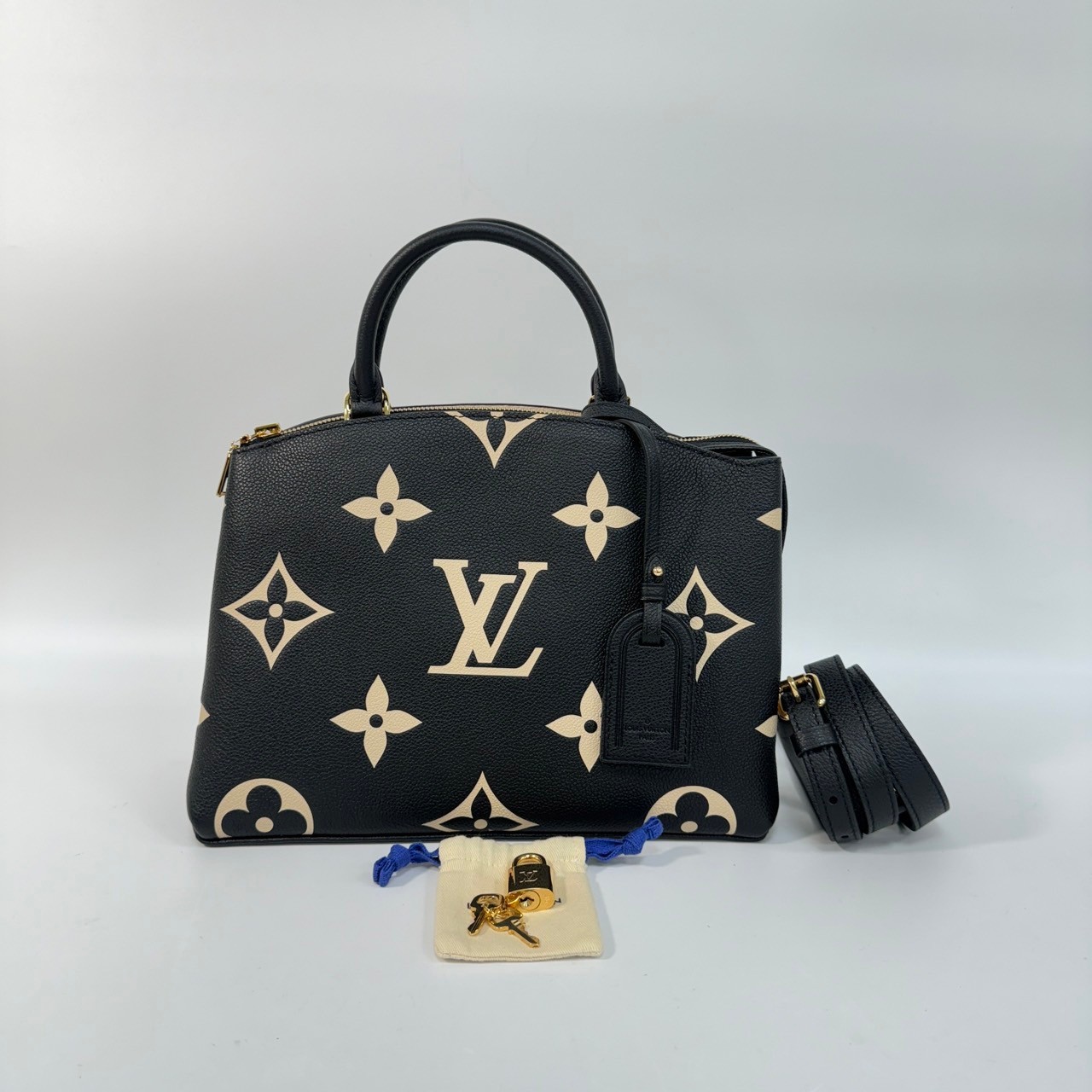 路易威登 LOUIS VUITTON Petit Palais 黑米白 壓花粒面牛皮 手提包 單肩包 M58913 黑Petit Palais 2WAY包 鎖組