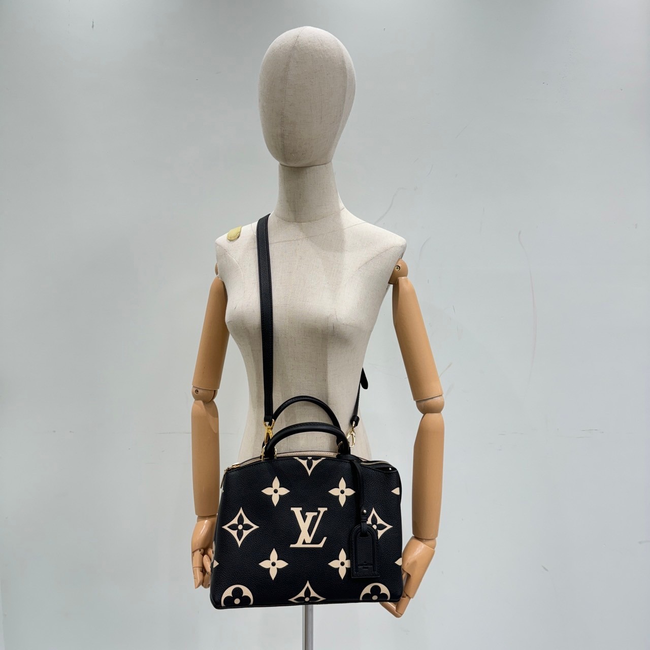 路易威登 LOUIS VUITTON Petit Palais 黑米白 壓花粒面牛皮 手提包 單肩包 M58913 黑Petit Palais 2WAY包 鎖組