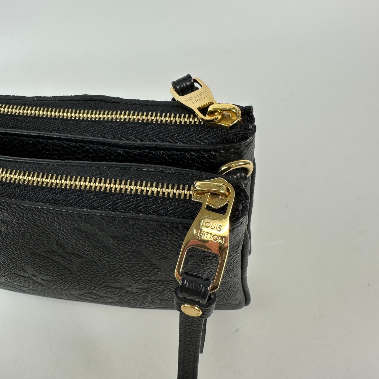 路易威登 LOUIS VUITTON Double Zip Pochette 牛皮 多夾層手拿 斜背包 M68568 黑壓紋雙繩鏈帶包 防塵袋