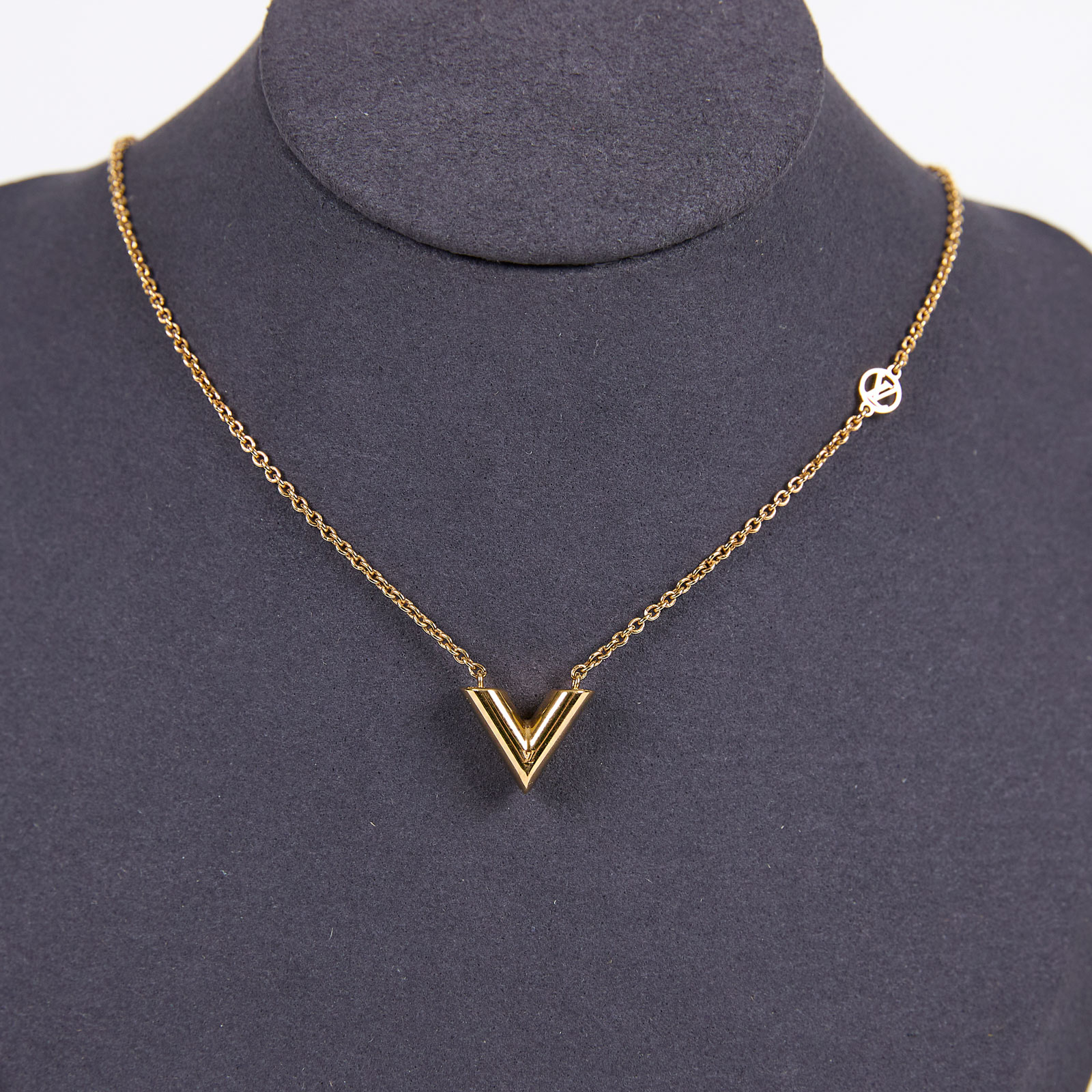 路易威登 LOUIS VUITTON Essential V 項鏈 M00857 V字項鍊 原廠盒子