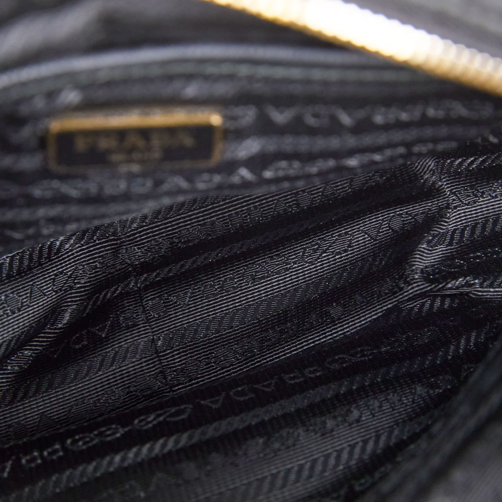 普拉達 PRADA Re-Edition 2005 尼龍包 1BH153_064_F0002 黑尼龍斜背包 防塵袋