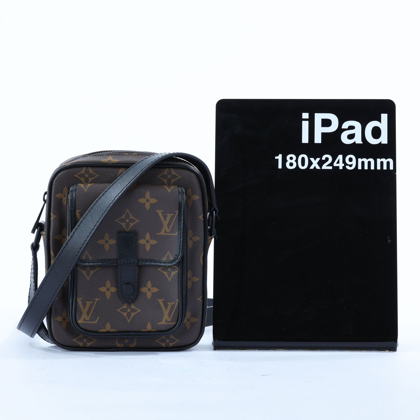 路易威登 LOUIS VUITTON Christopher 斜背 隨身包 M69404 晶片款 原花Christopher 隨身包 原廠盒子/防塵袋