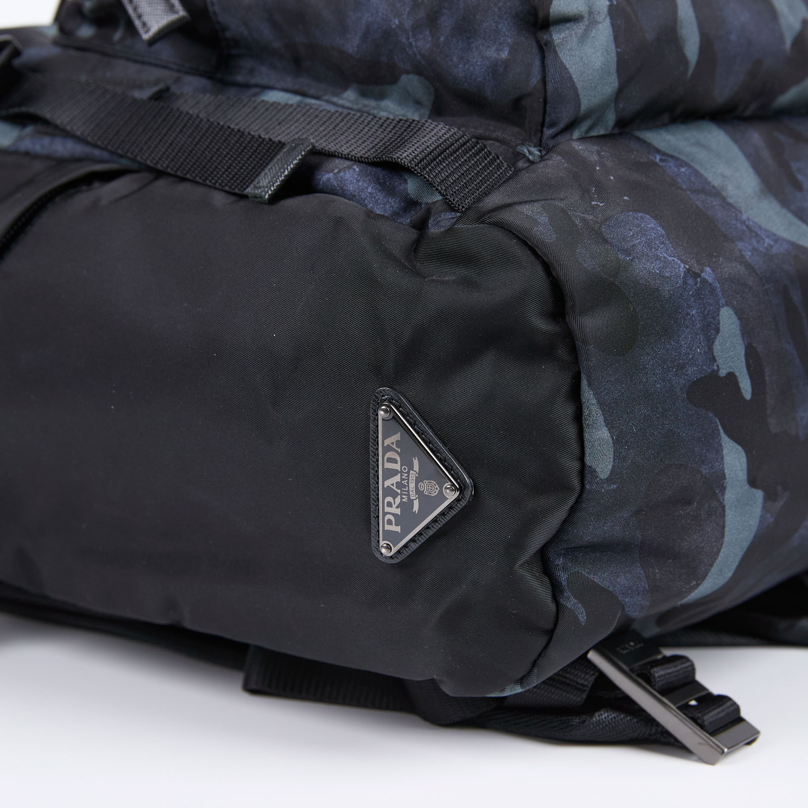 普拉達 PRADA Re-Nylon Saffiano皮革 背囊 2VZ135_2B02 黑渲染迷彩後背包 防塵袋