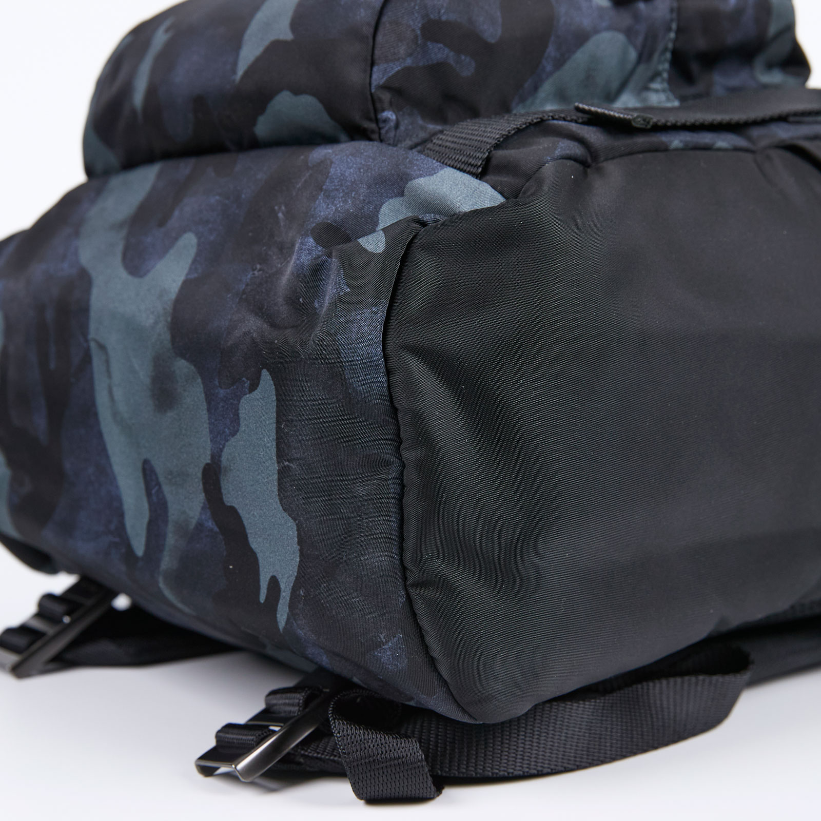 普拉達 PRADA Re-Nylon Saffiano皮革 背囊 2VZ135_2B02 黑渲染迷彩後背包 防塵袋