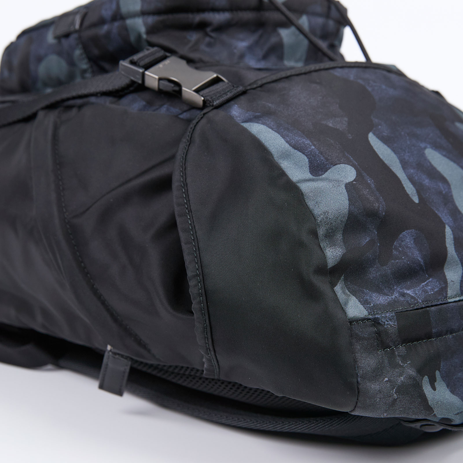 普拉達 PRADA Re-Nylon Saffiano皮革 背囊 2VZ135_2B02 黑渲染迷彩後背包 防塵袋