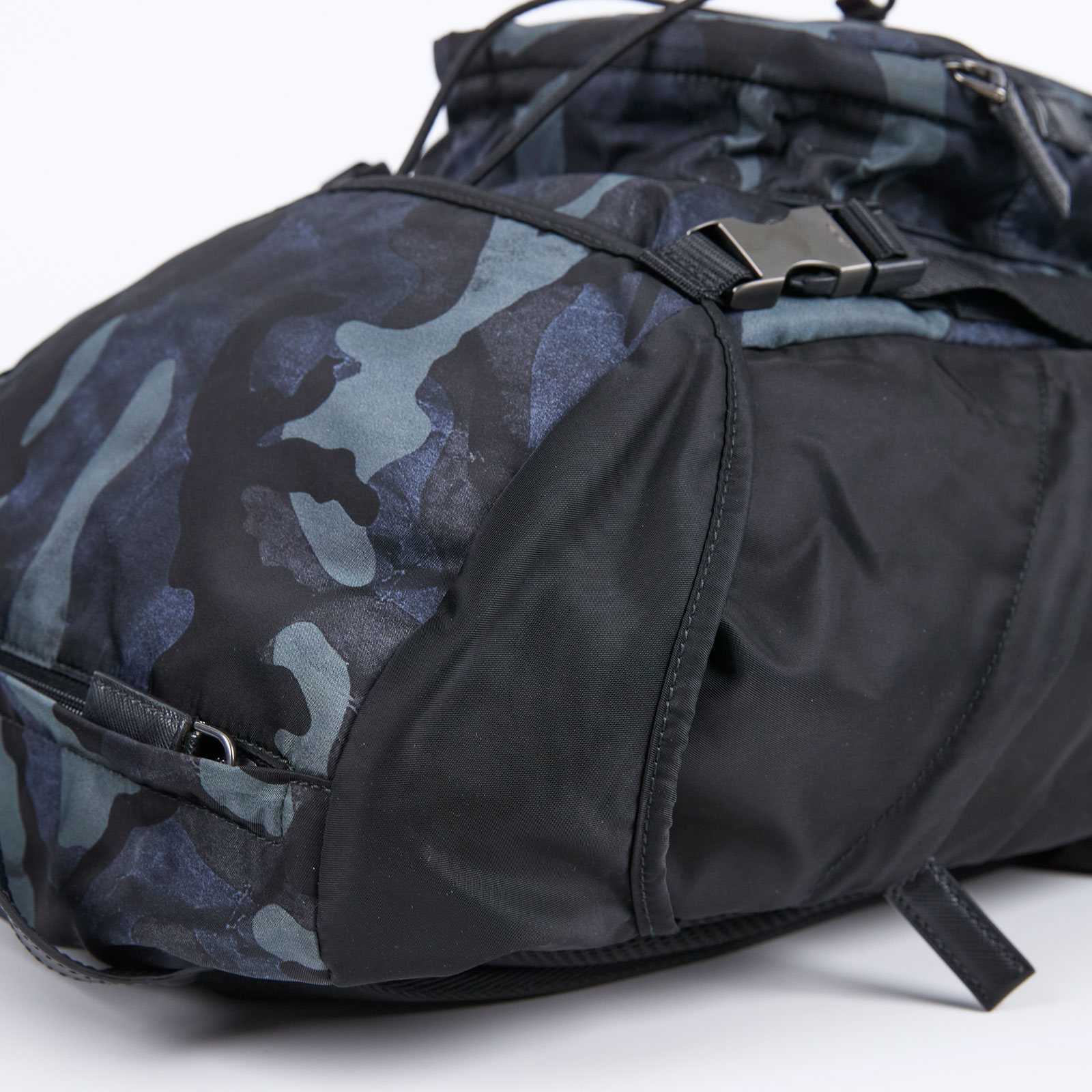普拉達 PRADA Re-Nylon Saffiano皮革 背囊 2VZ135_2B02 黑渲染迷彩後背包 防塵袋
