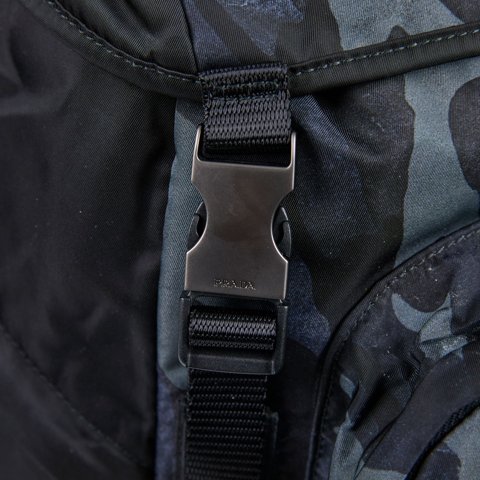 普拉達 PRADA Re-Nylon Saffiano皮革 背囊 2VZ135_2B02 黑渲染迷彩後背包 防塵袋