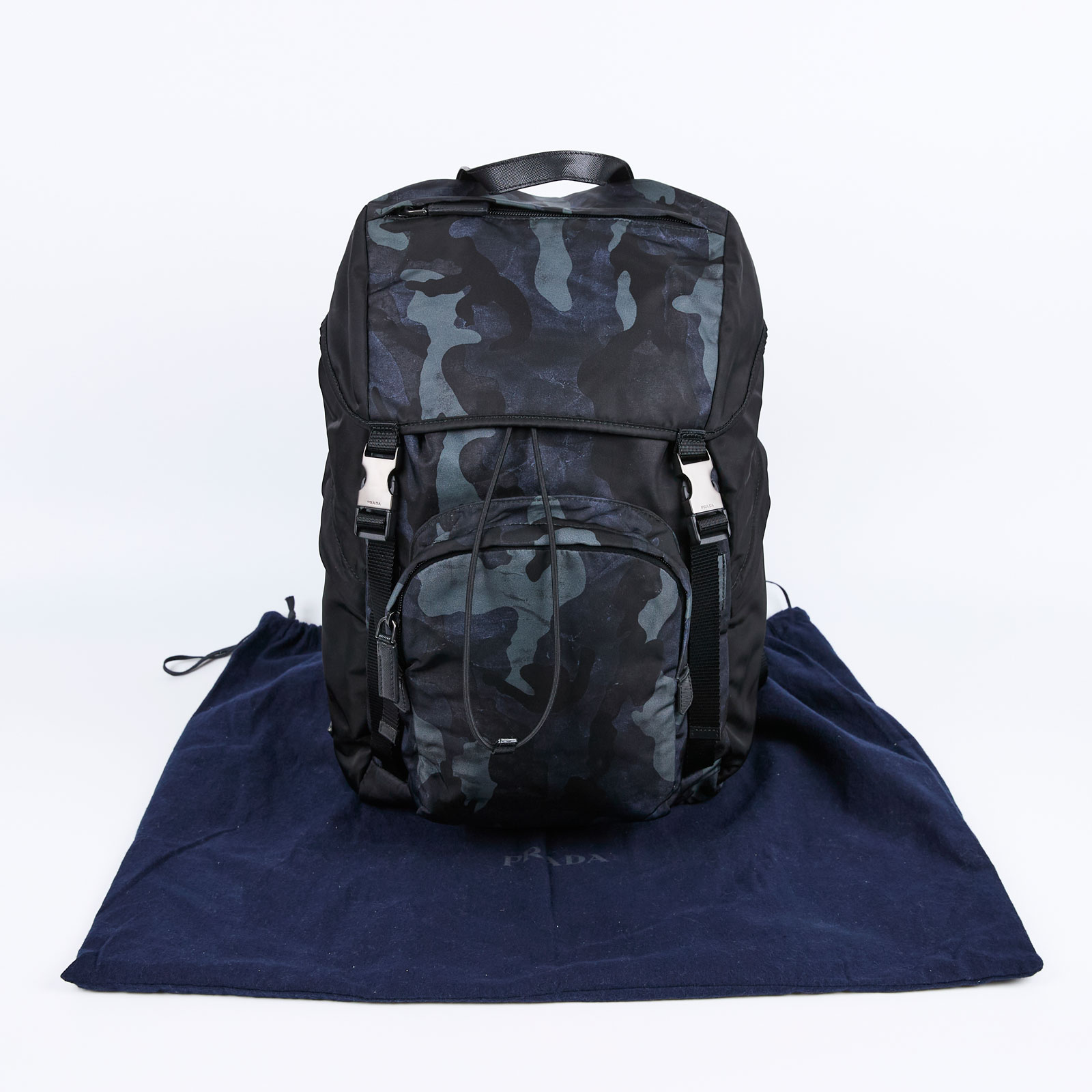 普拉達 PRADA Re-Nylon Saffiano皮革 背囊 2VZ135_2B02 黑渲染迷彩後背包 防塵袋