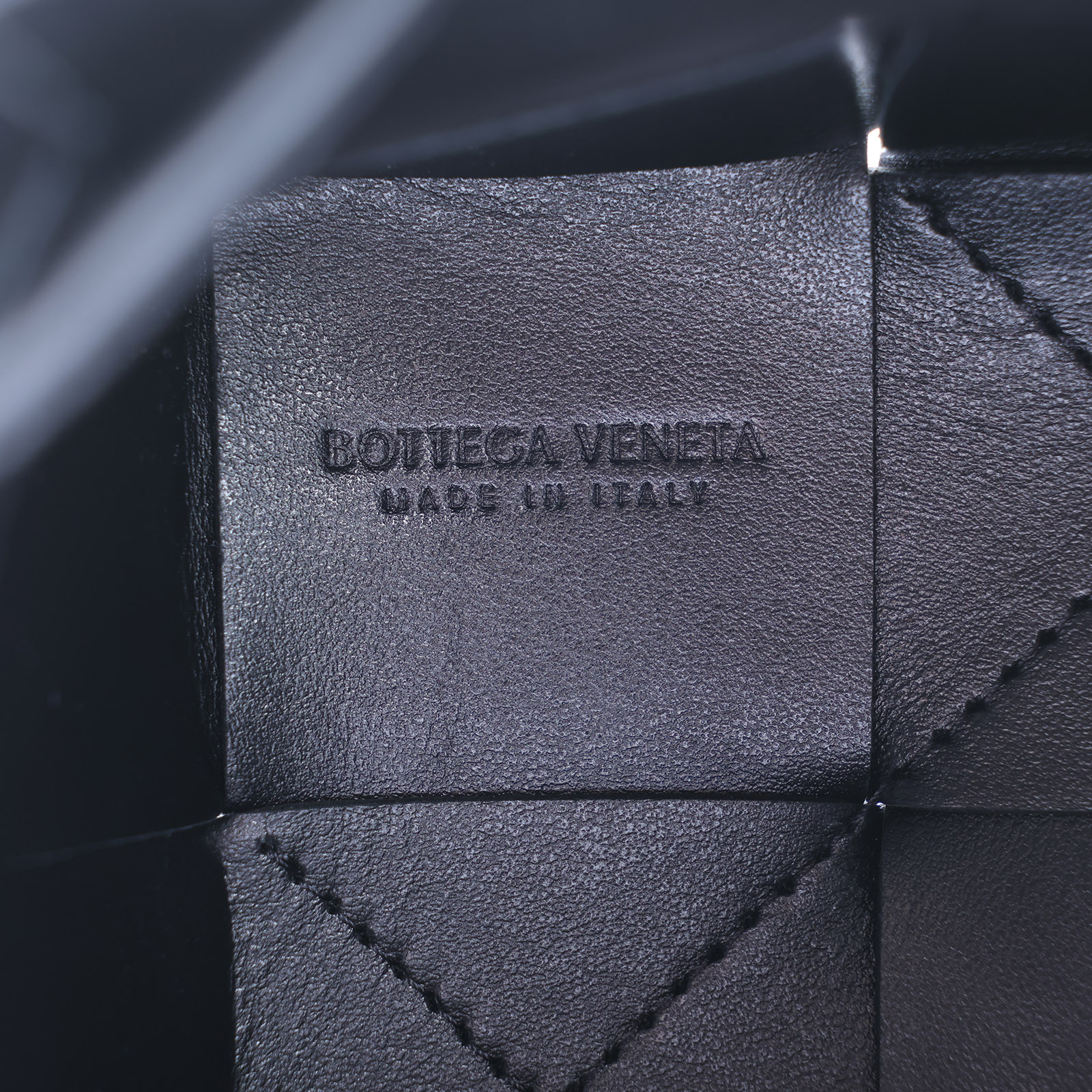 寶緹嘉 BOTTEGA VENETA Cassette 編織 迷你 水桶包 680217 晶片款 黑CASSETTE MINI水桶包 防塵袋