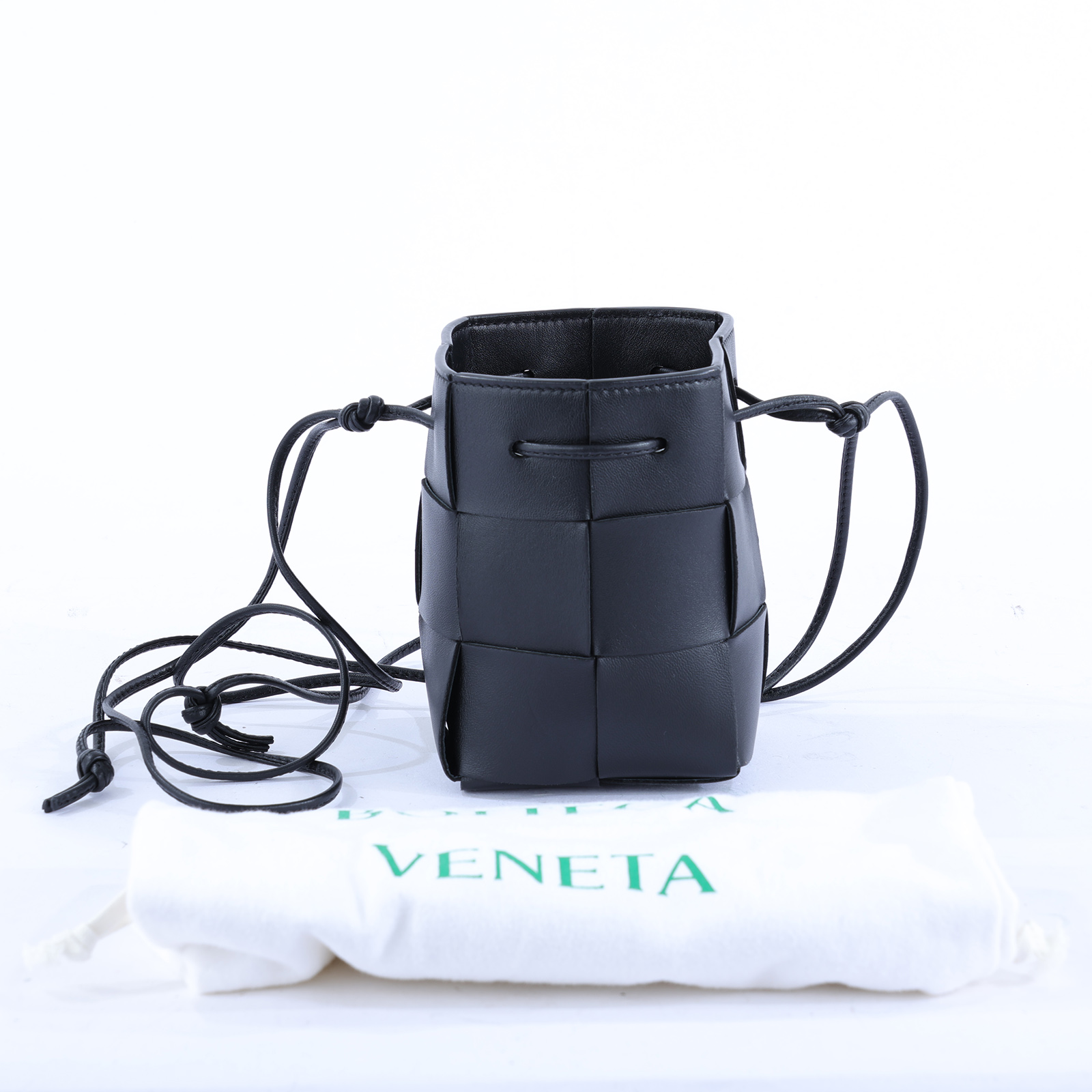 寶緹嘉 BOTTEGA VENETA Cassette 編織 迷你 水桶包 680217 晶片款 黑CASSETTE MINI水桶包 防塵袋