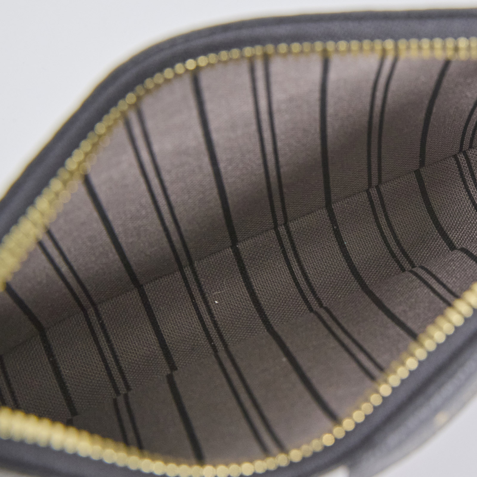 路易威登 LOUIS VUITTON Easy Pouch On Strap 壓紋牛皮二用包 黑色 M80349 原廠盒子/防塵袋/購買證明