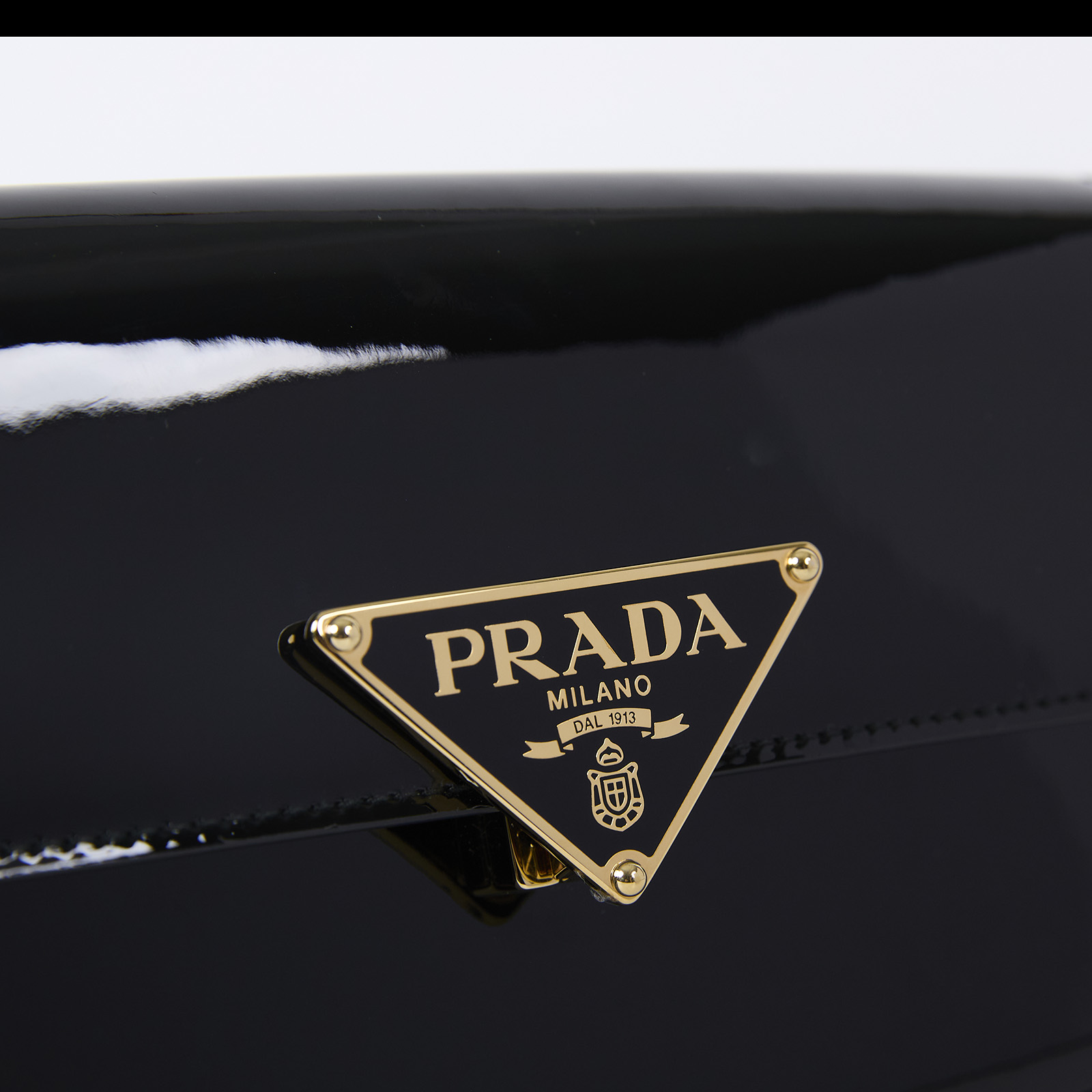 普拉達 PRADA 小牛皮 肩背包 1BD339_ASK 黑漆皮LOGO斜背包 防塵袋