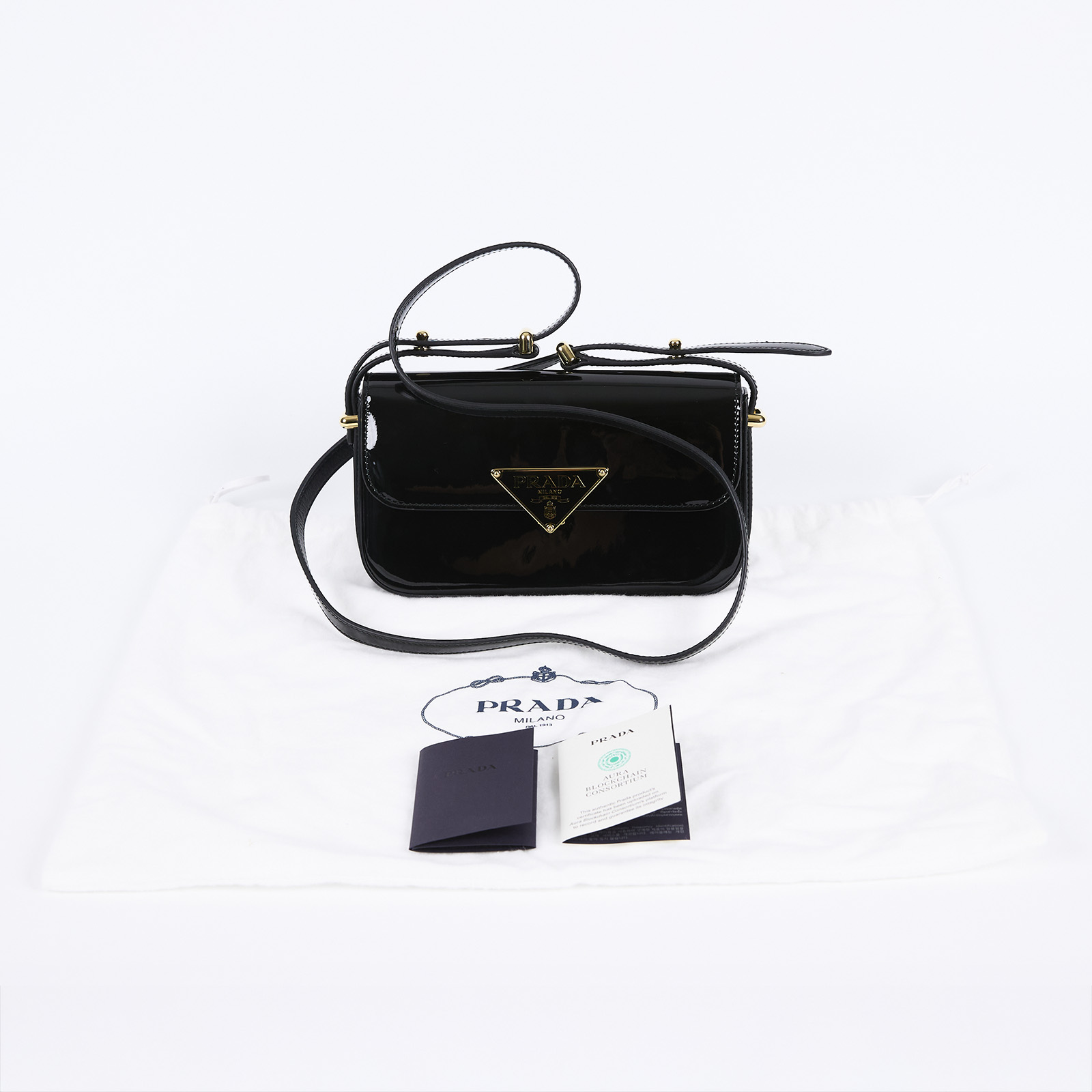 普拉達 PRADA 小牛皮 肩背包 1BD339_ASK 黑漆皮LOGO斜背包 防塵袋
