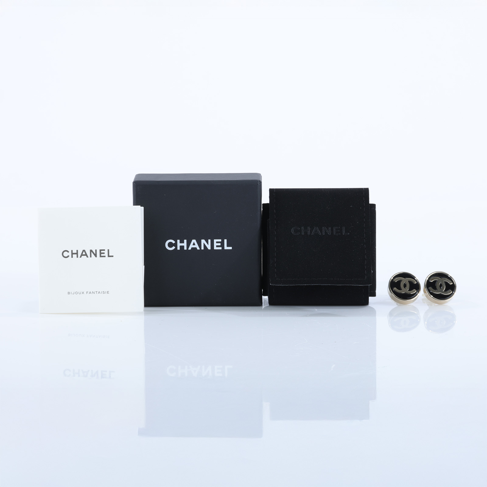 香奈兒 CHANEL 夾式耳環 B23C 黑色雙C鈕扣耳夾 原廠盒子/防塵袋