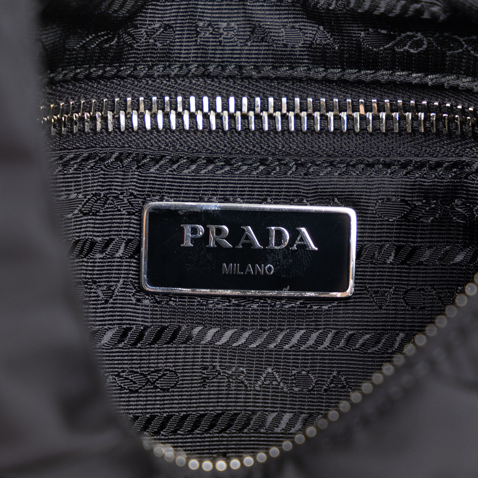 普拉達 PRADA Re-Nylon 單肩 斜胯包 1BC151_RDJN 黑尼龍斜背包 原廠盒子/背帶