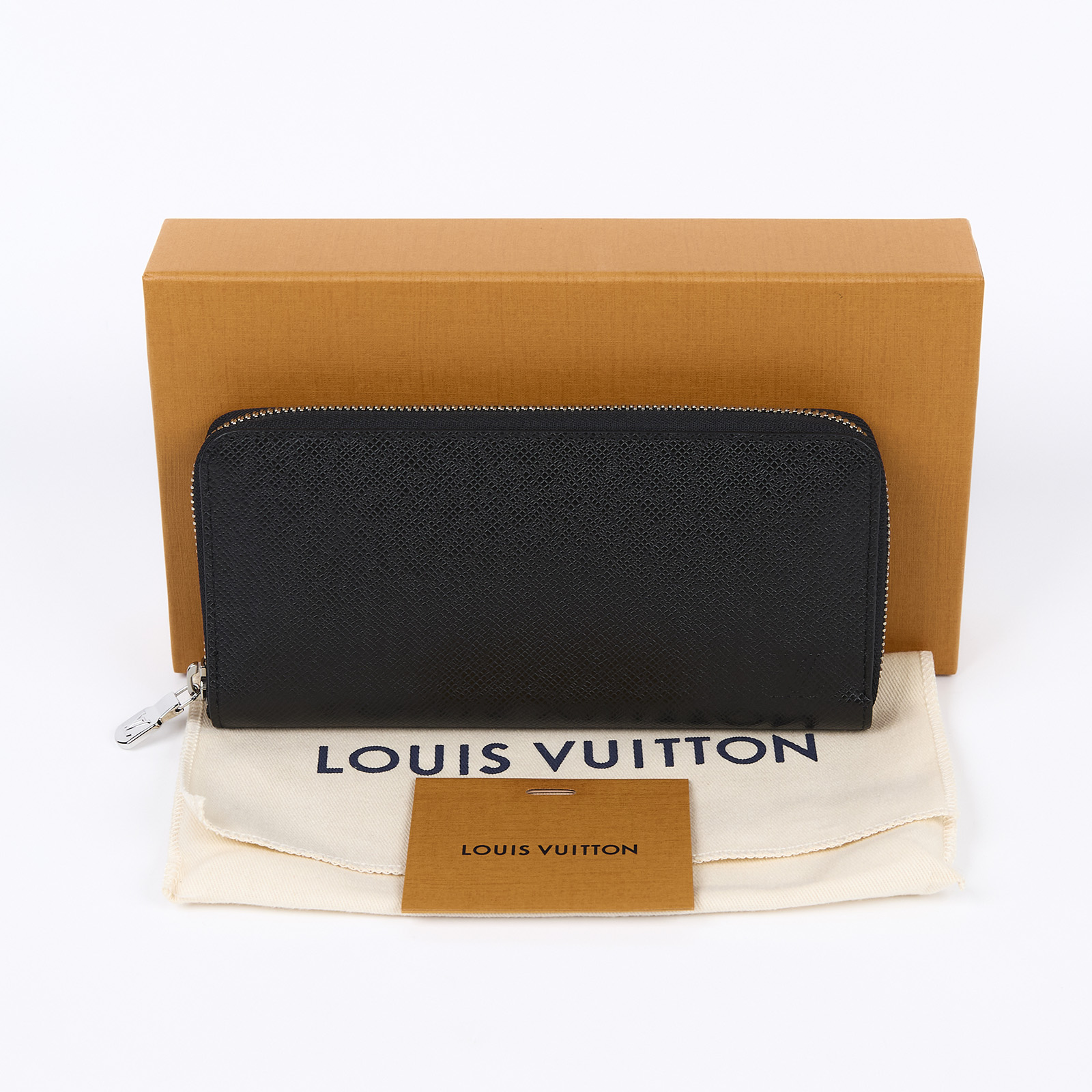 路易威登 LOUIS VUITTON Zippy Wallet Horizontal 拉鍊長夾 M31071 晶片款 黑TAIGA拉鍊長夾 原廠盒子/防塵袋