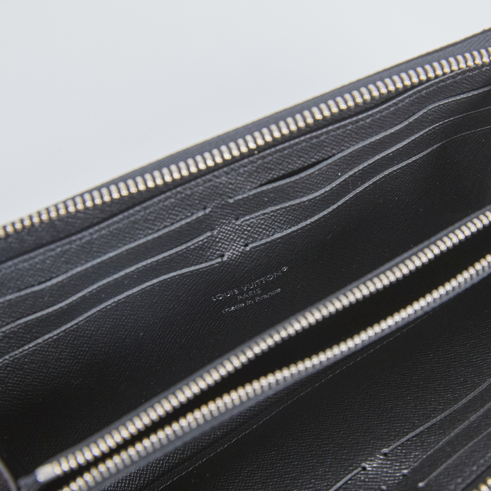 路易威登 LOUIS VUITTON Zippy Wallet Horizontal 拉鍊長夾 M31071 晶片款 黑TAIGA拉鍊長夾 原廠盒子/防塵袋