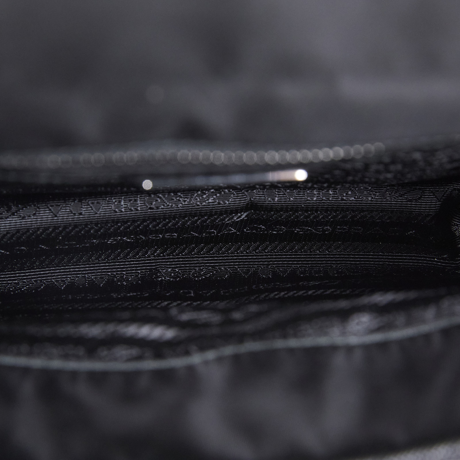 普拉達 PRADA Re-Nylon Saffiano 皮革肩背袋 2VD034_2DMH 黑尼龍掀蓋郵差包 無附屬品