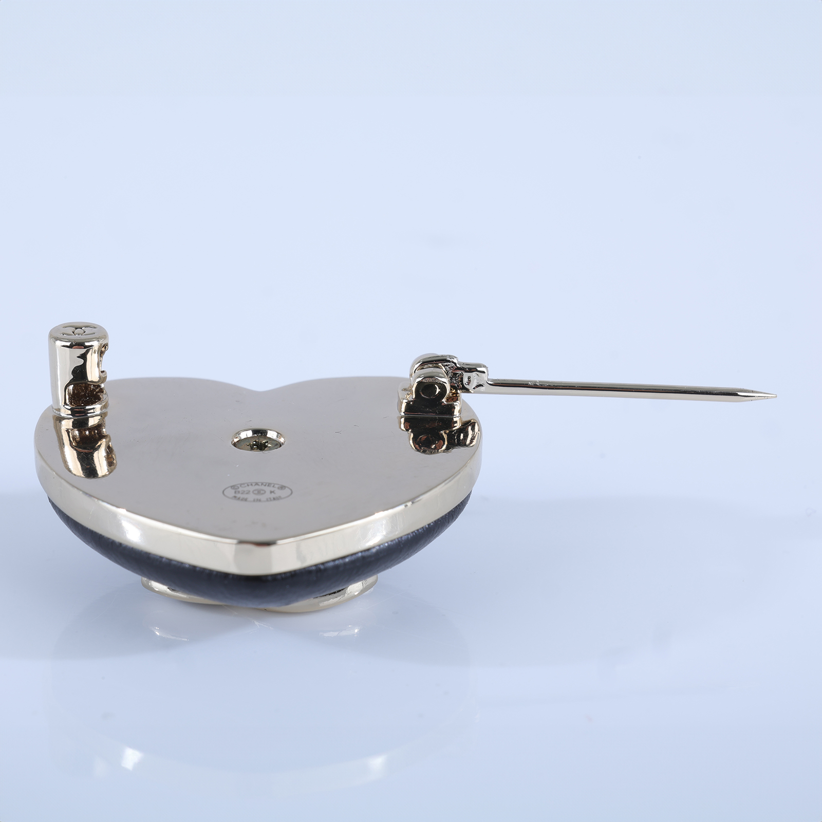 香奈兒 CHANEL CC LOGO 胸針 B22 K 黑愛心胸針 無附屬品