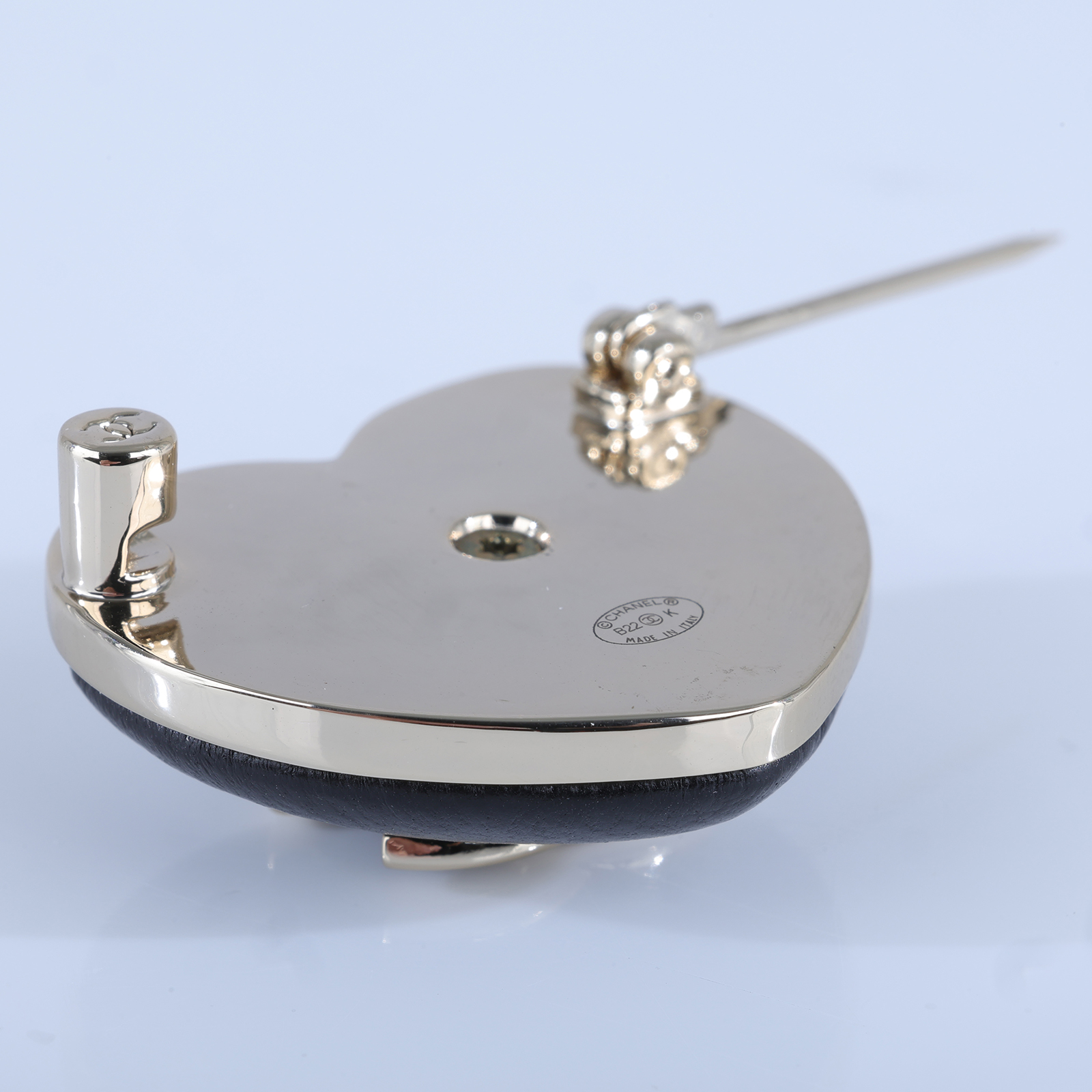 香奈兒 CHANEL CC LOGO 胸針 B22 K 黑愛心胸針 無附屬品
