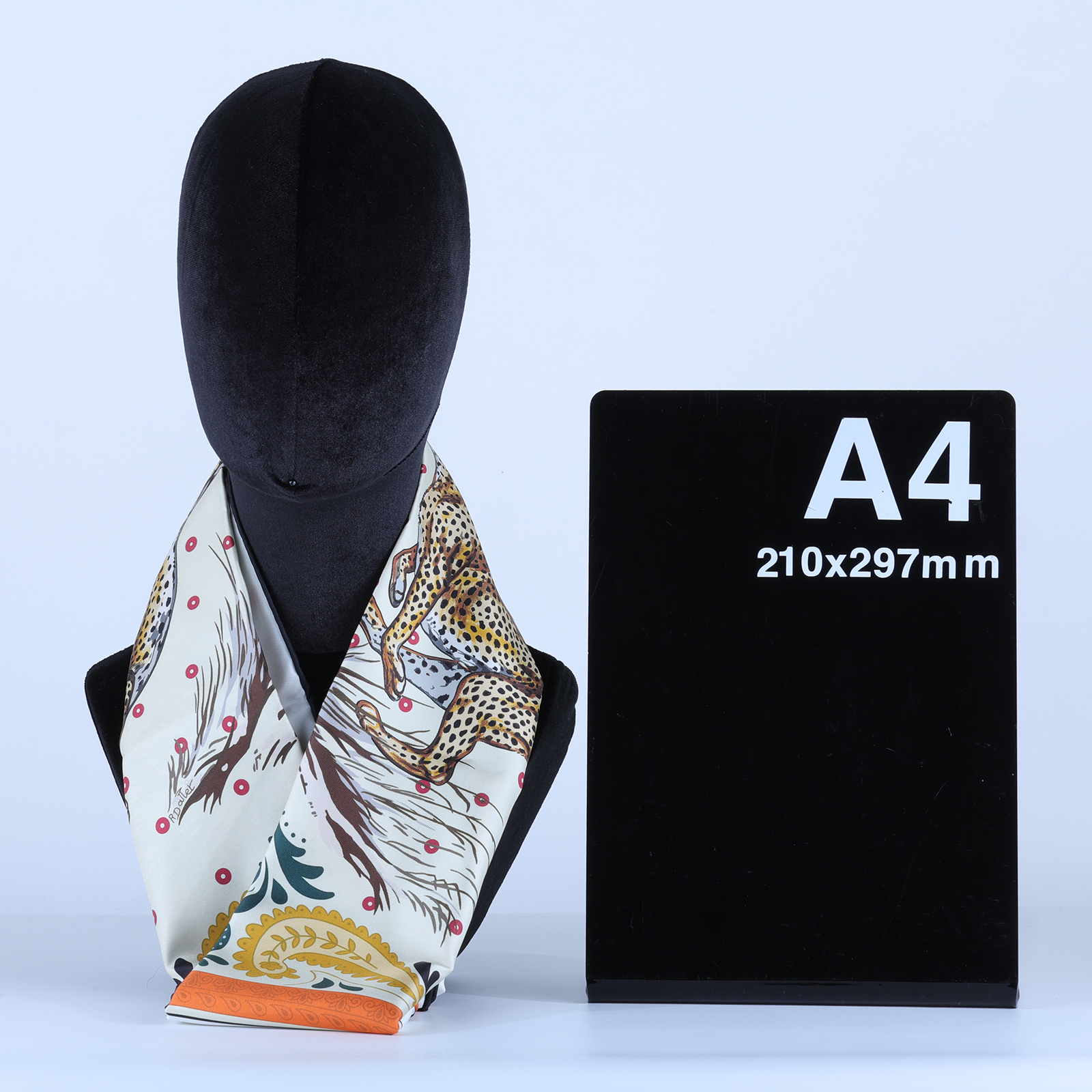 愛馬仕 Hermes Guepards Bandana 90 雙面 方巾 奶油色 橘色 棕色 H904166Sv01  豹紋絲巾 原廠盒子