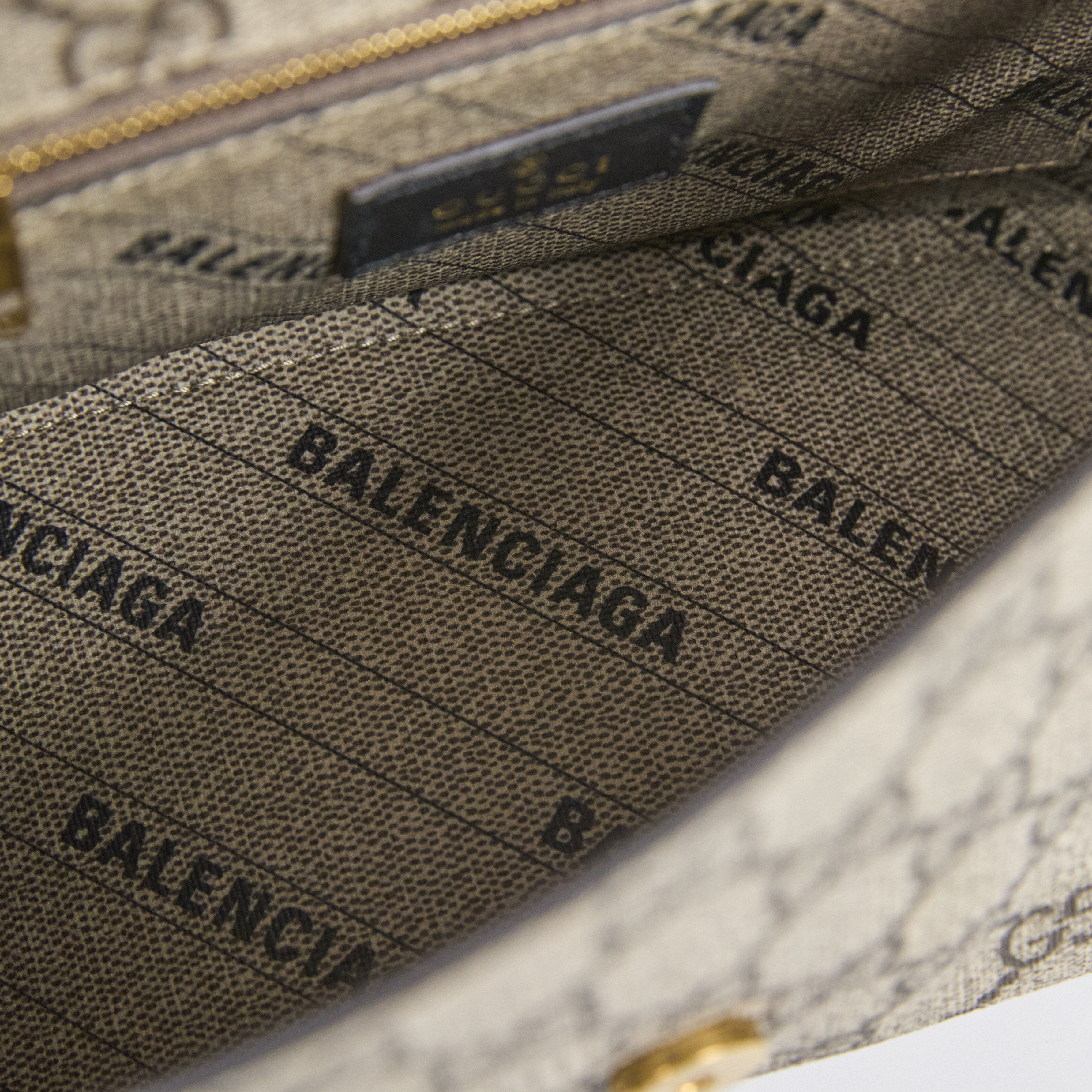 古馳 GUCCI Hacker Project BALENCIAGA  沙漏包 681697 KGD0T  防塵袋/背帶