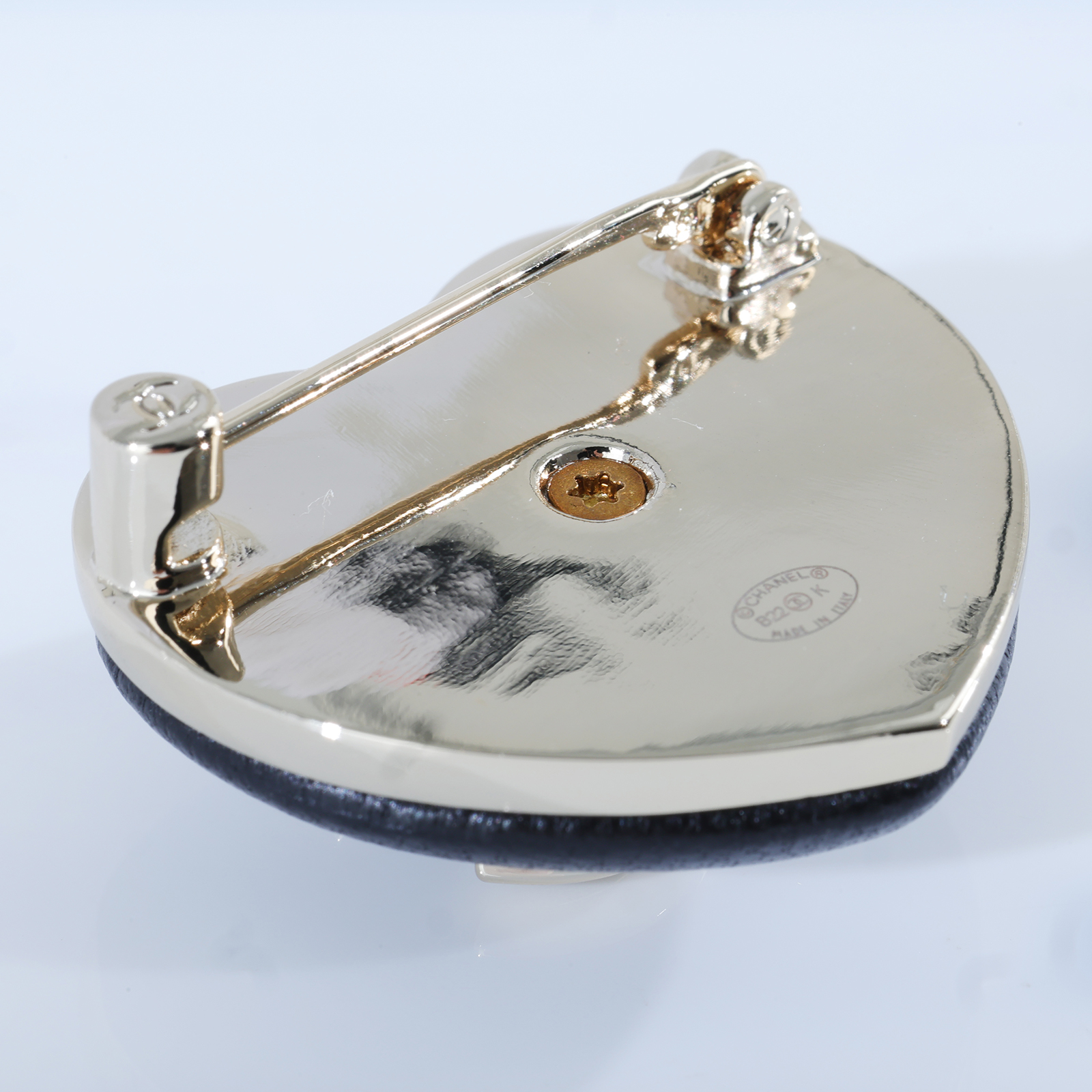 香奈兒 CHANEL CC LOGO 胸針 B22K 淡金黑愛心胸針 無附屬品