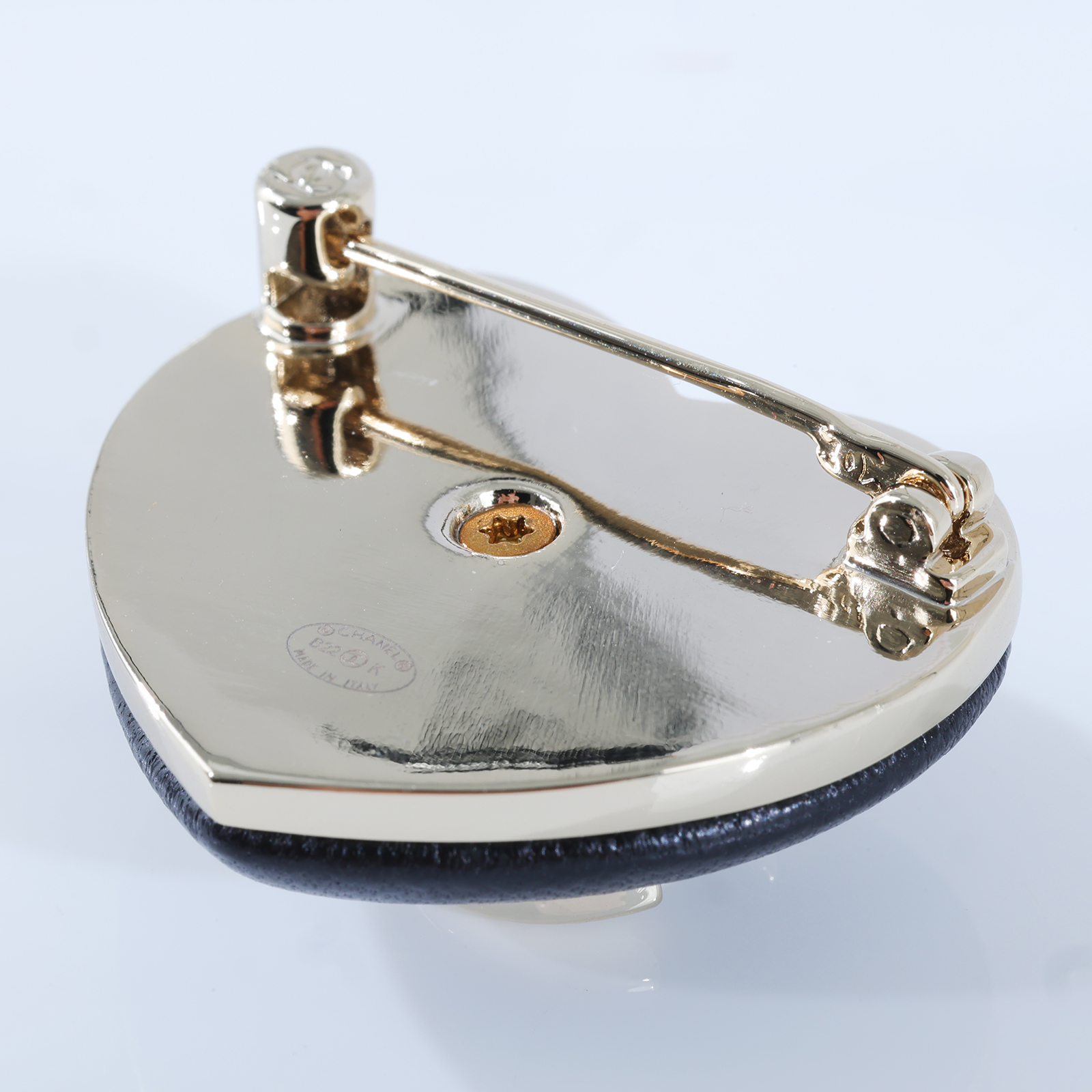 香奈兒 CHANEL CC LOGO 胸針 B22K 淡金黑愛心胸針 無附屬品