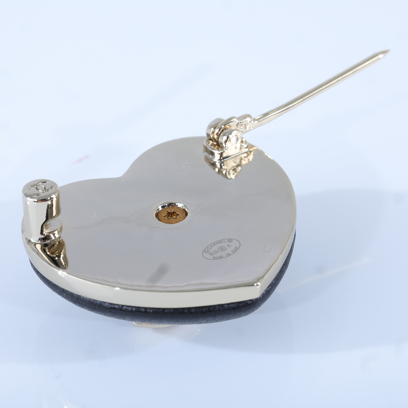 香奈兒 CHANEL CC LOGO 胸針 B22K 淡金黑愛心胸針 無附屬品