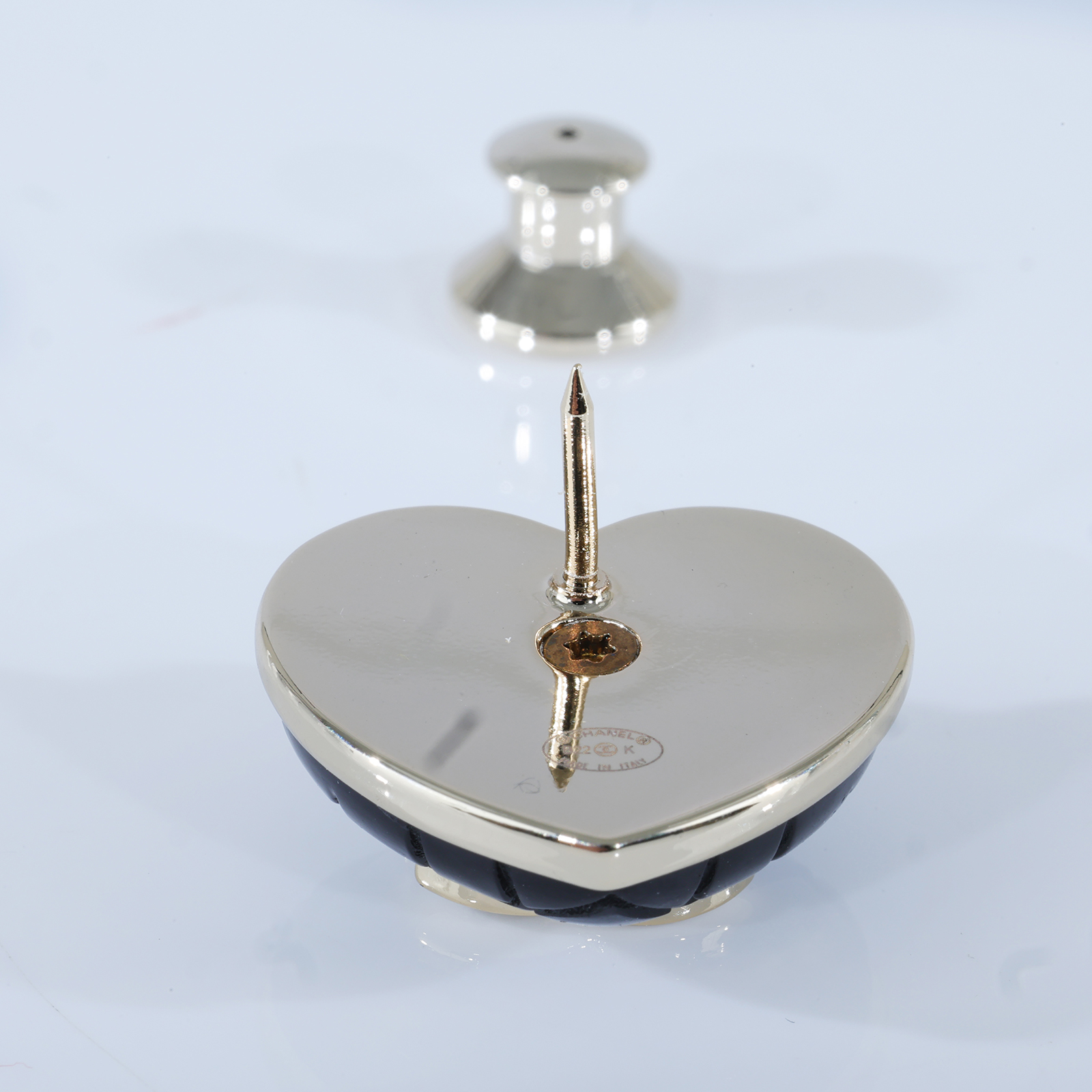 香奈兒 CHANEL CC LOGO 胸針 B22K 格紋黑愛心胸針 無附屬品