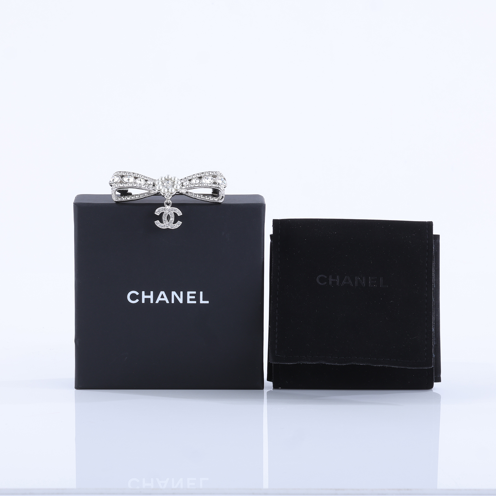 香奈兒 CHANEL 胸針 飾品 B23A 珍珠水鑽蝴蝶結胸針 原廠盒子/內襯