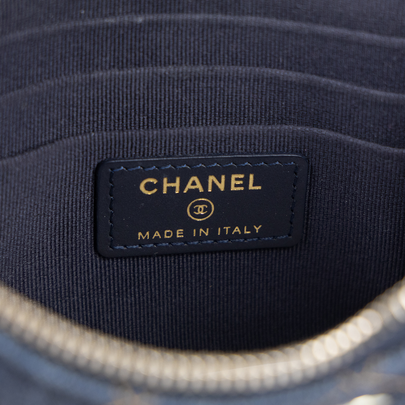 香奈兒 CHANEL 經典 小型 拉鍊 手拿包 AP4101 B23492 晶片款 單寧一字拉 大款 原廠盒子/防塵袋/購買證明影本