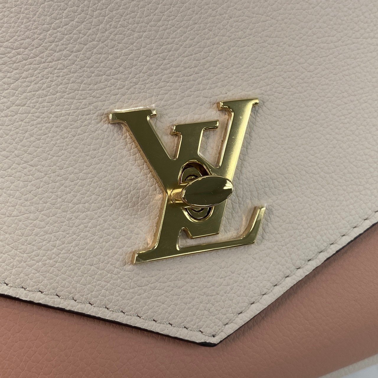 路易威登 LOUIS VUITTON Mylockme 鏈帶 手袋 肩背 手提包 M22190 晶片款 粉白MYLOCKME鍊條包 原廠盒子/防塵袋
