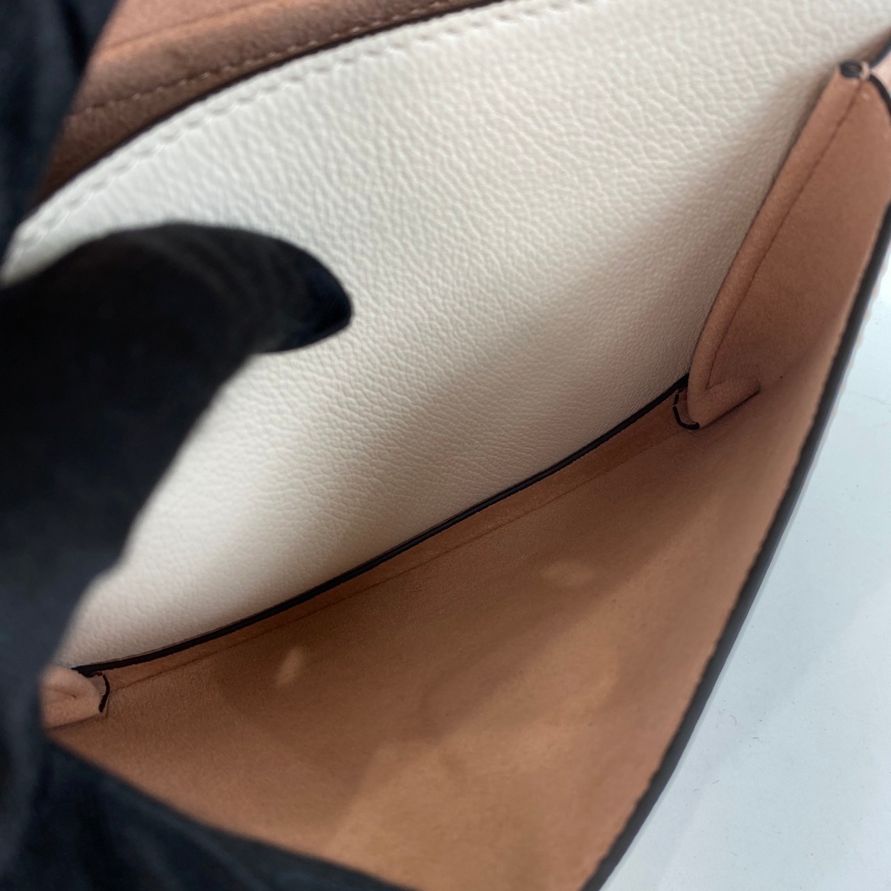 路易威登 LOUIS VUITTON Mylockme 鏈帶 手袋 肩背 手提包 M22190 晶片款 粉白MYLOCKME鍊條包 原廠盒子/防塵袋