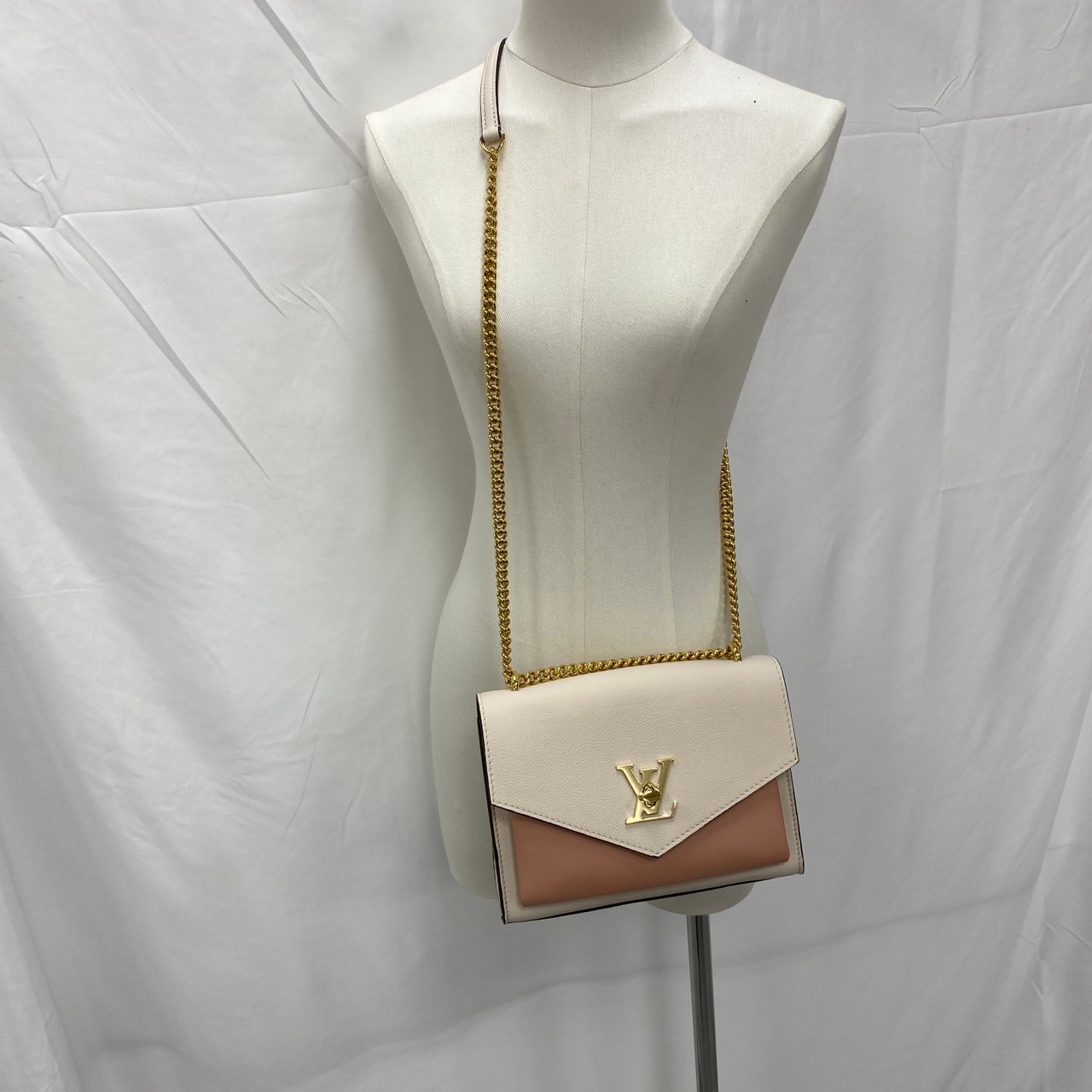路易威登 LOUIS VUITTON Mylockme 鏈帶 手袋 肩背 手提包 M22190 晶片款 粉白MYLOCKME鍊條包 原廠盒子/防塵袋