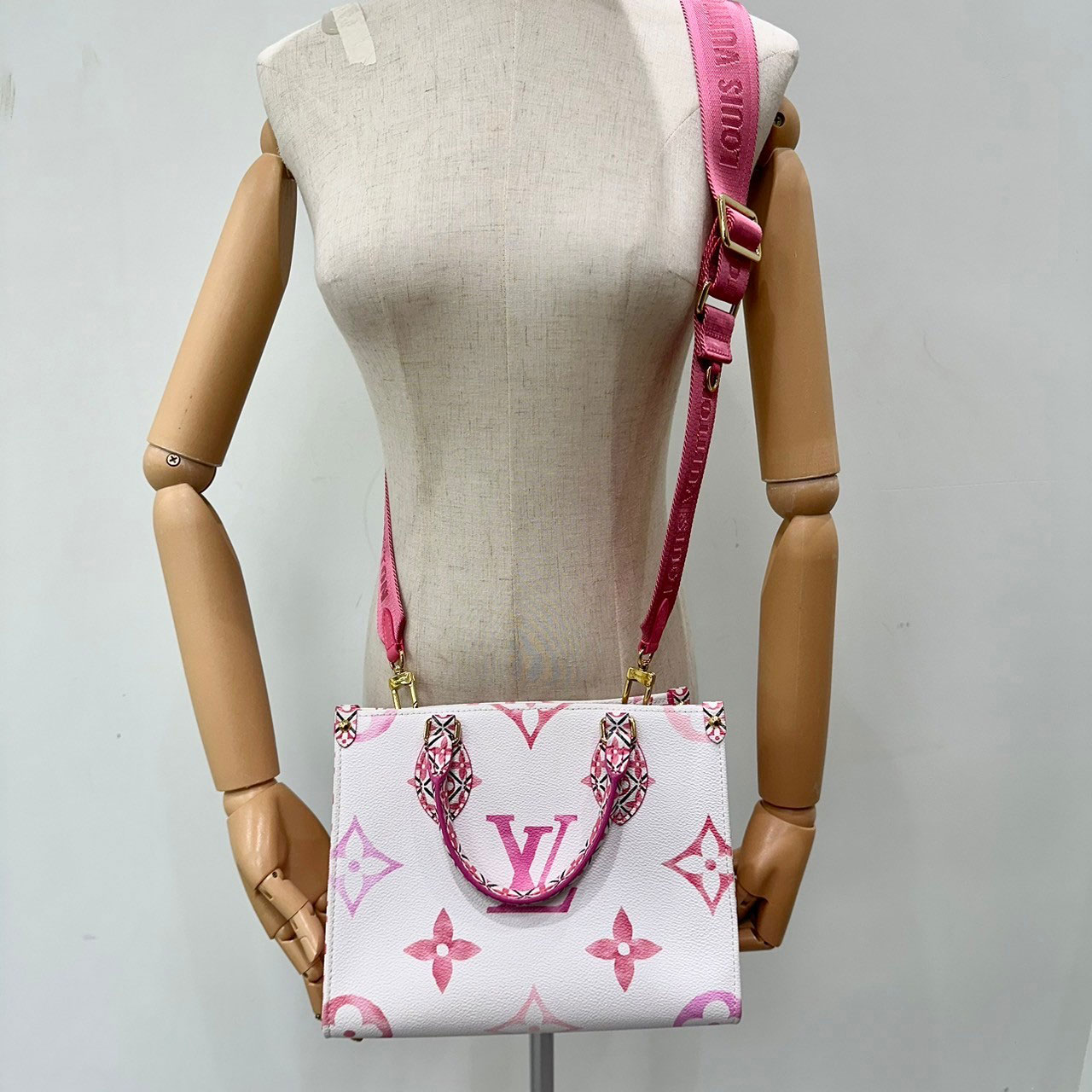 路易威登 LOUIS VUITTON OnTheGo PM 花卉 肩背 手提包 M22976 晶片款  原廠盒子/防塵袋/保證卡/發票