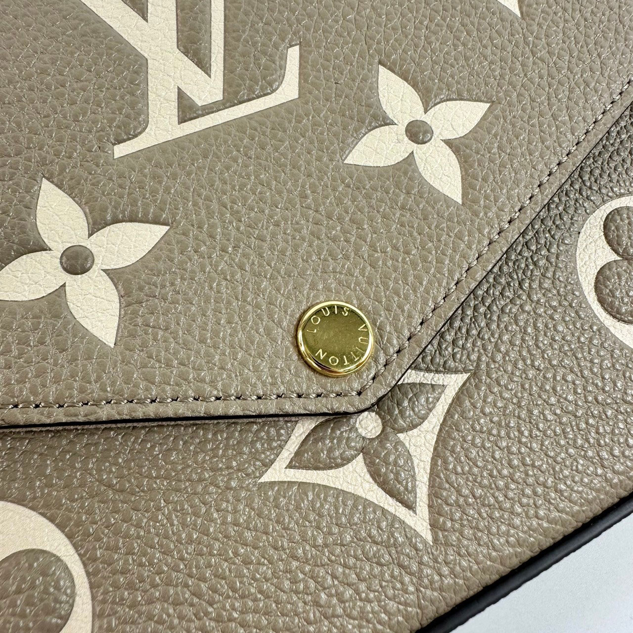 路易威登 LOUIS VUITTON Félicie Pochette 粒面壓花牛皮 翻蓋 斜背 鍊帶 肩背包 灰色 奶油色 M82610 晶片款  原廠盒子/防塵袋/內袋x2