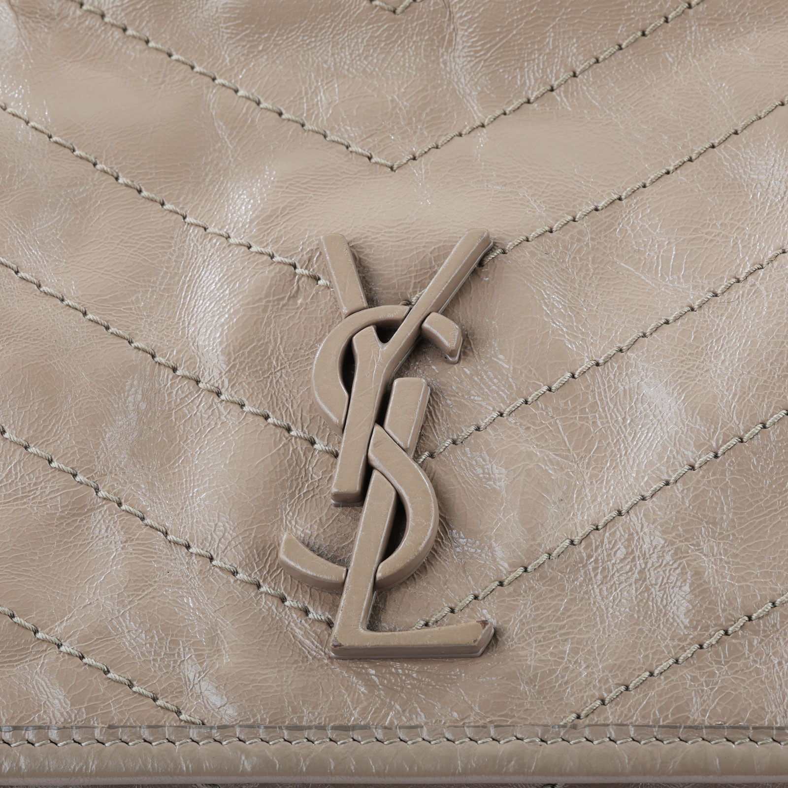 聖羅蘭 YSL SAINT LAURENT NIKI  復古皮革 山型紋 翻蓋 肩背包 中號 498894 奶茶色NIKI包 防塵袋