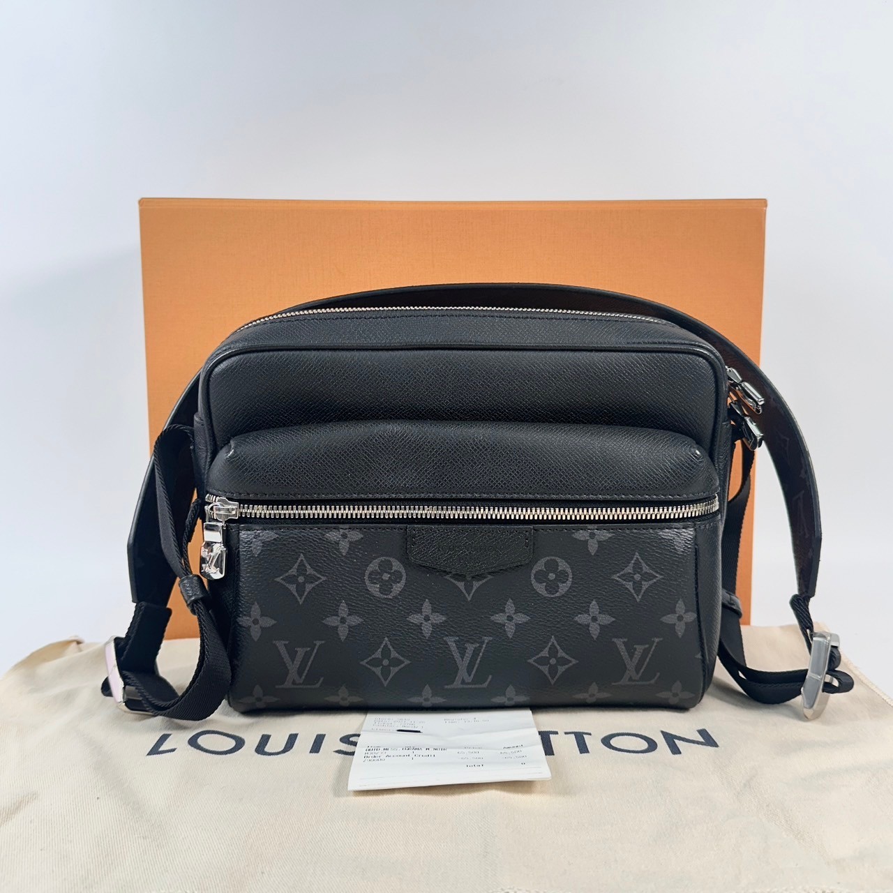 路易威登 LOUIS VUITTON Outdoor 郵差包 M30233 晶片款 黑原花OUTDOOR肩背包 原廠盒子/防塵袋/購買證明