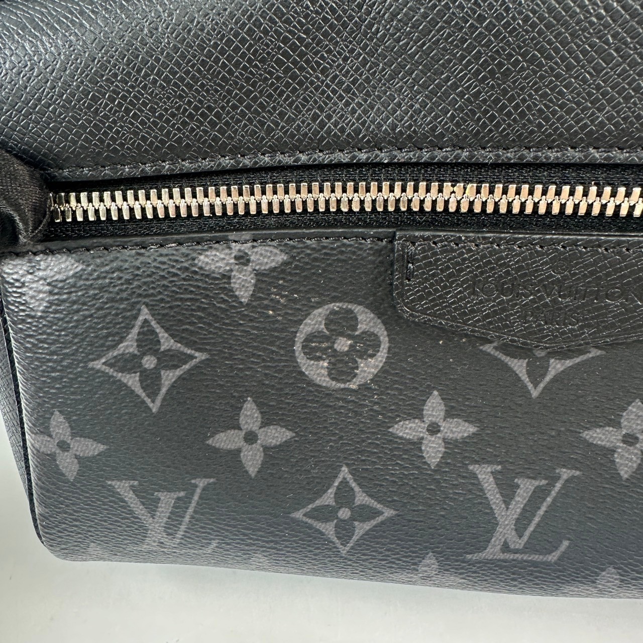 路易威登 LOUIS VUITTON Outdoor 郵差包 M30233 晶片款 黑原花OUTDOOR肩背包 原廠盒子/防塵袋/購買證明